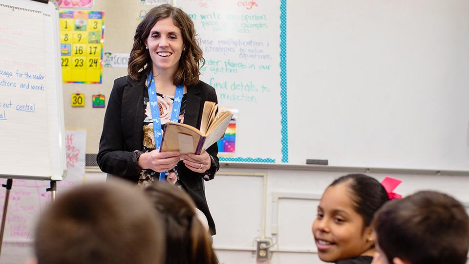 FPU student teacher reading to an elementary school class