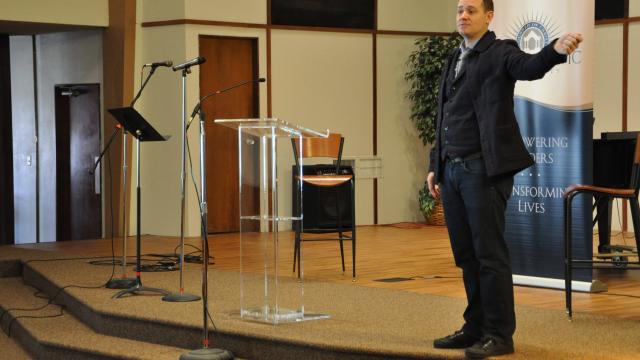 Shane Hipps speaks to FPU in Butler Church