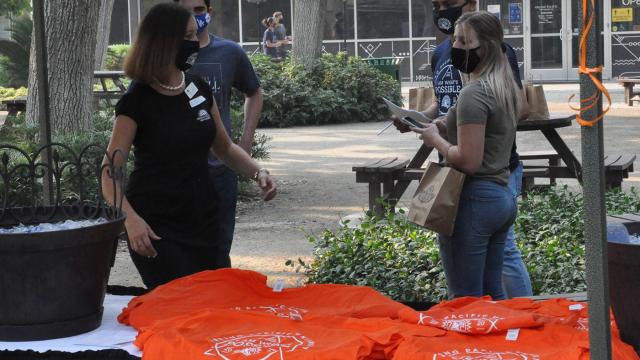 First-time students meting mentors and getting t-shirts in Alumni Plaza