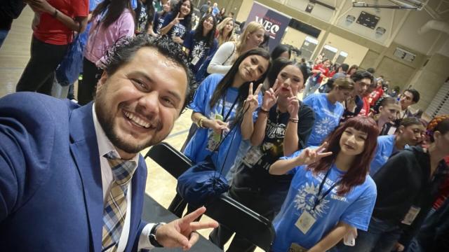 Norlan Hernández, Ph.D., associate provost for engagement and inclusive teaching and learning, poses with students.